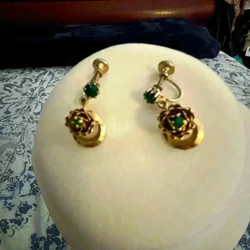 Vintage gold/green non piercing screw back earring